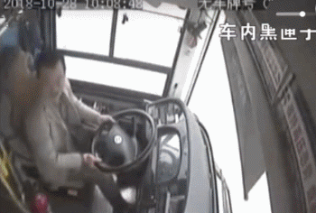 #重庆坠江公交原因曝光#原因并非轮胎爆胎或机械故障！视频让人气愤！
