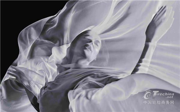 《元素》：2026倍耐力年历由SØLVE SUNDSBØ操刀，于布拉格市政之家发布