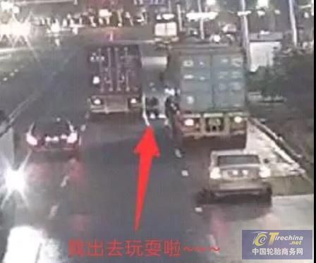 1000多斤轮胎街上“狂奔”，破坏力强大 