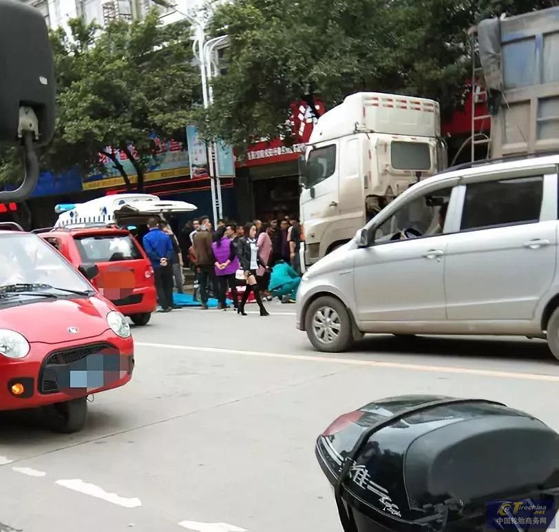 广西一轮胎店发生轮胎“爆炸”，维修工被炸倒地不起
