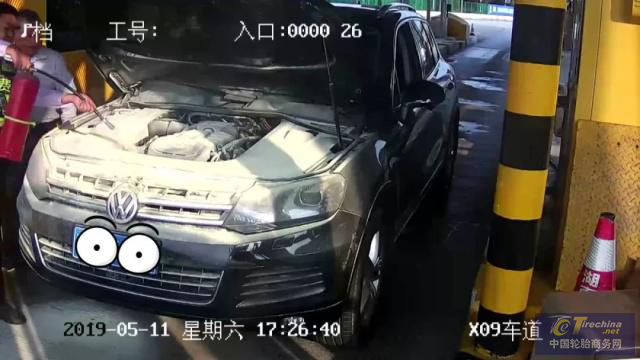 惊心！收费站一黑色小车自燃 夏季汽车出行要注意这些！