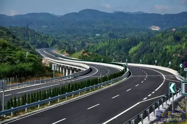 为什么有的车跑高速特别稳，有的车速度一快就飘？