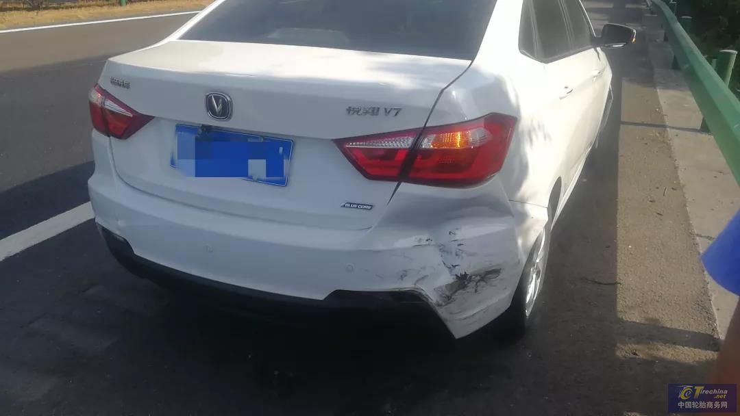 高速超车道换胎！后车追尾酿事故......