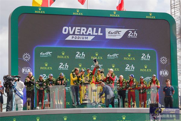 3.中国车手叶一飞及83号车组勇夺全场冠军.jpg