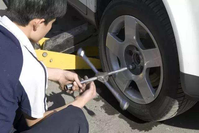 突然爆胎怎么办？这里有最全应对策略！
