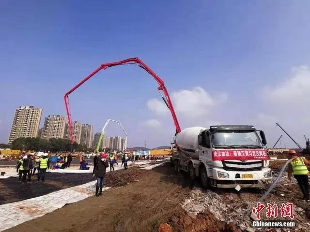 最美逆行！玲珑轮胎服务车奔赴火神山现场，为医院建设保驾护航！