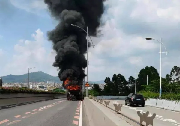 危化车轮胎起火！消防人员奋战5小时！