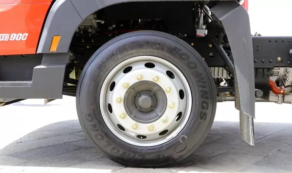 立足双碳战略，践行国六标准|玲珑轮胎配套东风华神再获荣誉称号！