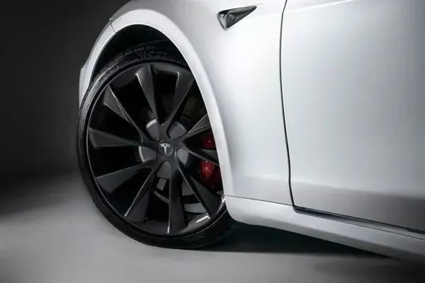 只要升级软件，就能自动检测轮胎寿命！特斯拉这项功能免费！