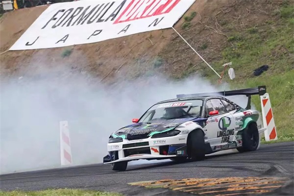 首战大捷！玲珑飘移车队勇夺FDJ首座冠军奖杯