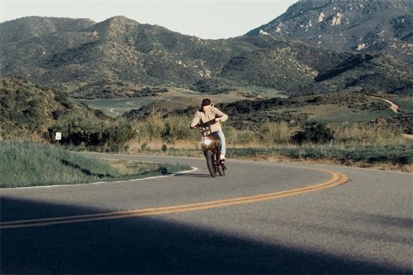 最新潮流骑行公式：CST SCOUT+E-MOPED