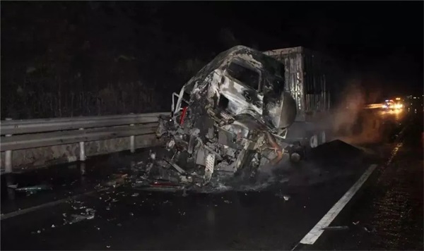 半挂货车高速轮胎脱落失控，造成5人死亡、1人受伤