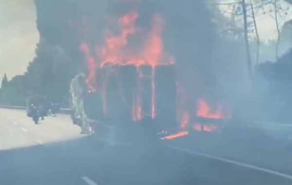 30吨轮胎被烧毁 直接经济损失达百万