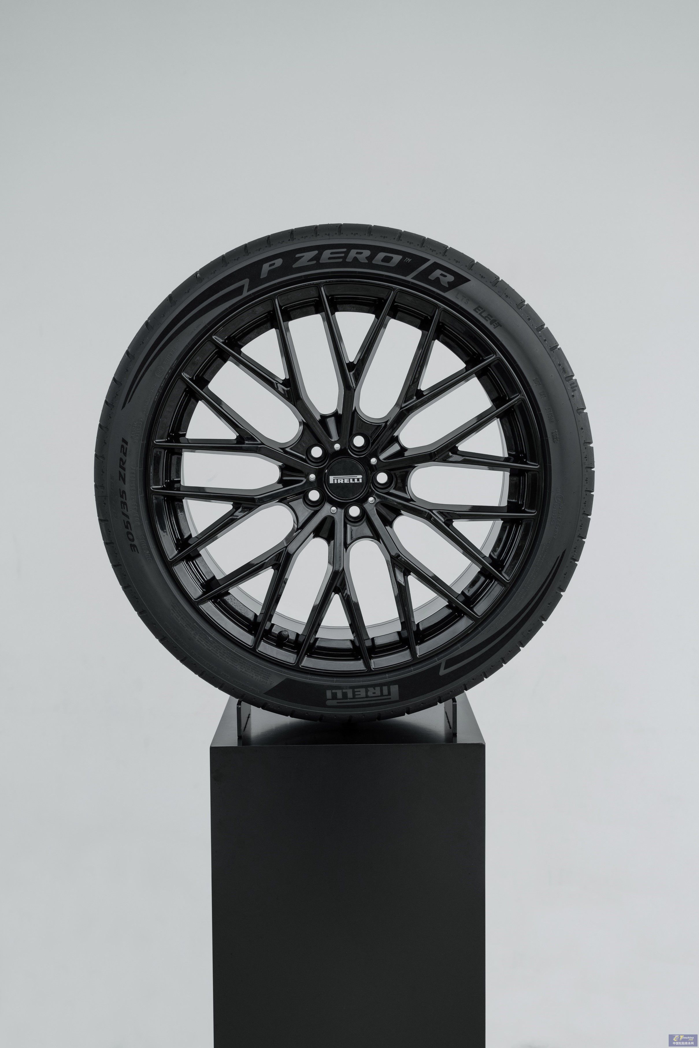 倍耐力P ZERO R：专为超跑打造