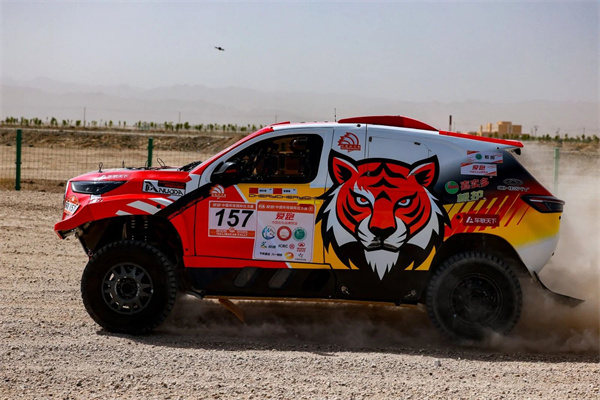 风起月亮泊，环塔战鼓鸣！爱跑•中国环塔国际拉力赛排位激情开跑